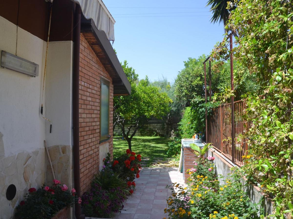 Casa Unifamiliar Con Jard N Privado Villa Agnone Bagni Luaran gambar